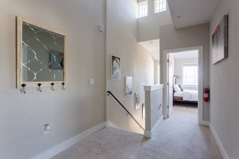 807 E 16th St Unit B, Austin, TX 78702 - corridor featuring an upstairs landing, plenty of natural light, and carpet floors