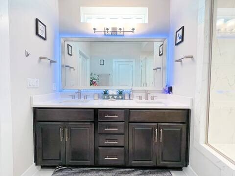 807 E 16th St Unit B, Austin, TX 78702 - full bathroom featuring double vanity