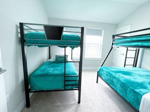 807 E 16th St Unit B, Austin, TX 78702 - bedroom featuring lofted ceiling, baseboards, and carpet floors