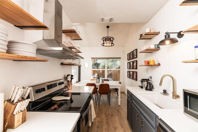 311 Quarry St, San Marcos, TX 78666 - kitchen featuring open shelves, appliances with stainless steel finishes, ventilation hood, a sink, and a textured ceiling