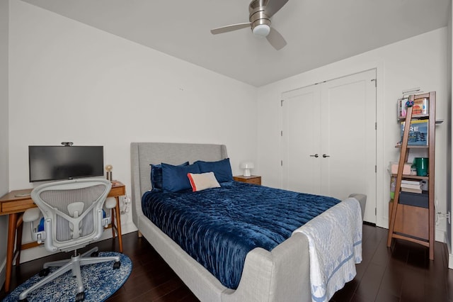 222 W Ave Unit 1908, Austin, TX 78701 - bedroom featuring wood finished floors, ceiling fan, baseboards, and a closet