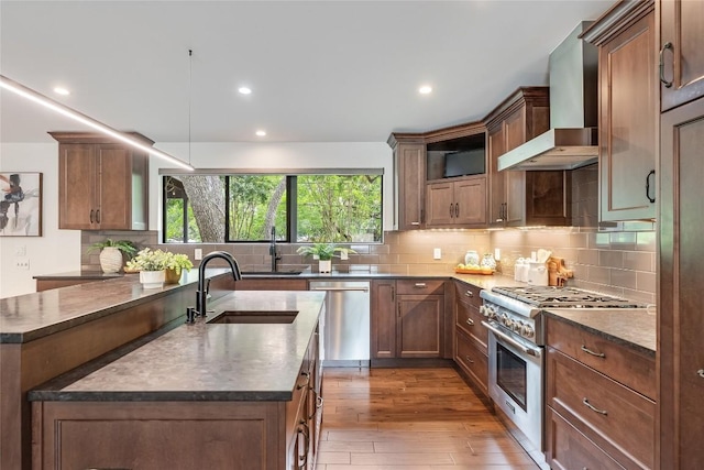 2502 Spring Creek Dr, Austin, TX 78704 - kitchen with stainless steel appliances, a sink, dark countertops, and recessed lighting