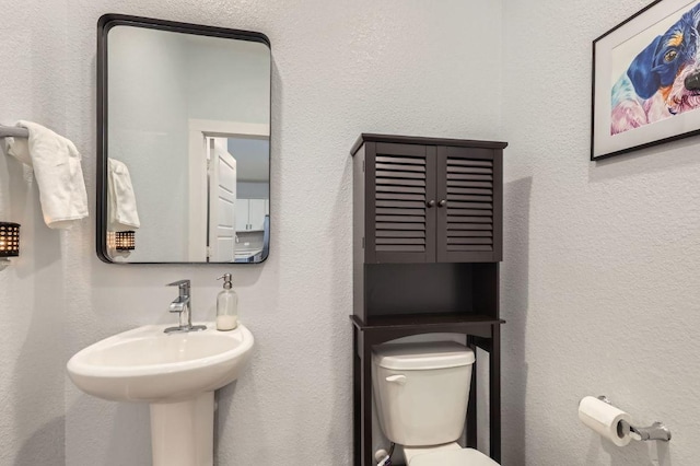 13908 Neskar Dr, Pflugerville, TX 78660 - half bath with toilet and a sink