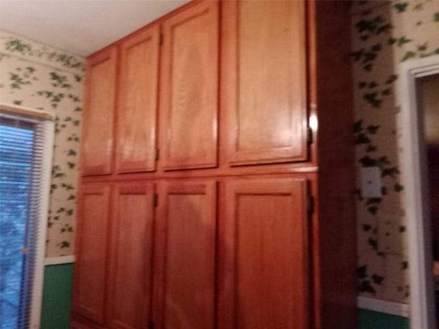 7520 Delafield Ln, Austin, TX 78752 - detailed view of wallpapered walls
