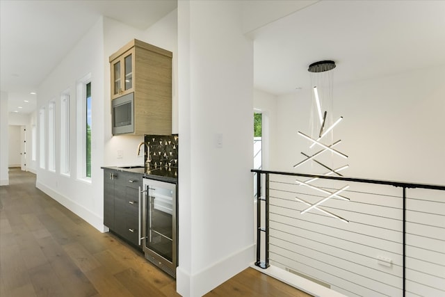 98 Wennmohs Pl, Horseshoe Bay, TX 78657 - indoor wet bar featuring wine cooler, baseboards, dark wood-style flooring, tasteful backsplash, and recessed lighting