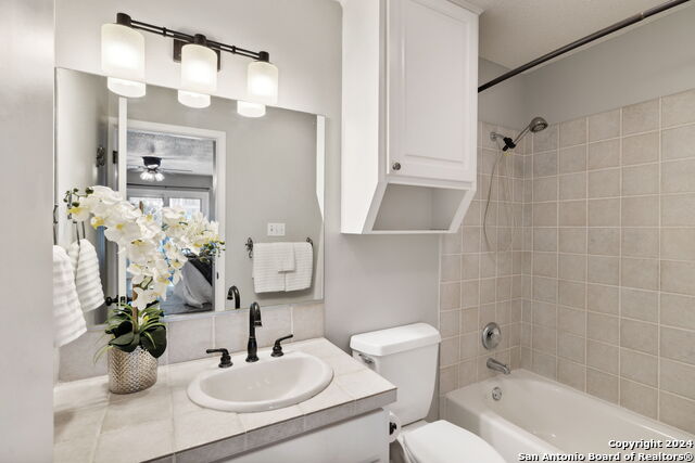 2918 Ranch Road 620th Rd N Unit C122, Austin, TX 78734 - bathroom featuring vanity, toilet, shower / washtub combination, and a ceiling fan