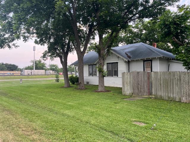 200 N Walton St, Granger, TX 76530 - view of side of property
