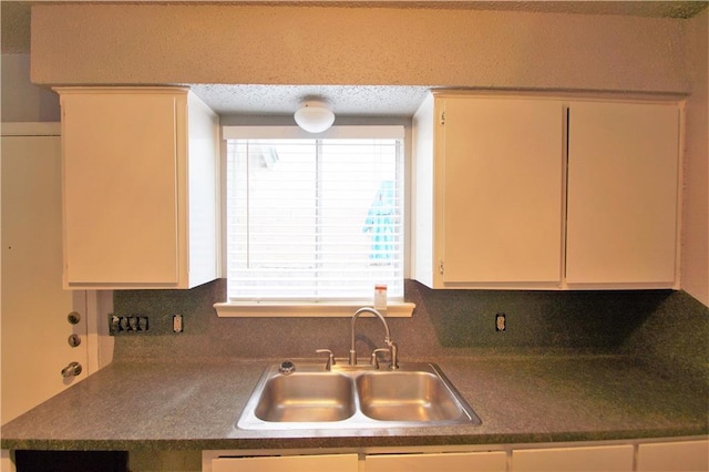1320 Southport Dr, Austin, TX 78704 - kitchen featuring a sink, tasteful backsplash, and dark countertops