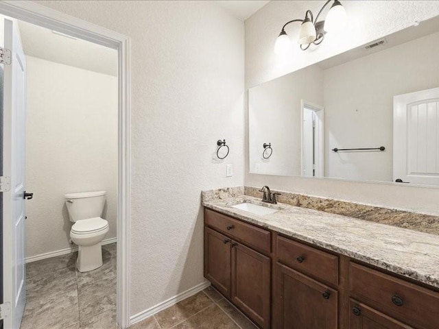 362 Maple Way, New Braunfels, TX 78132 - bathroom featuring vanity, baseboards, toilet, and a textured wall