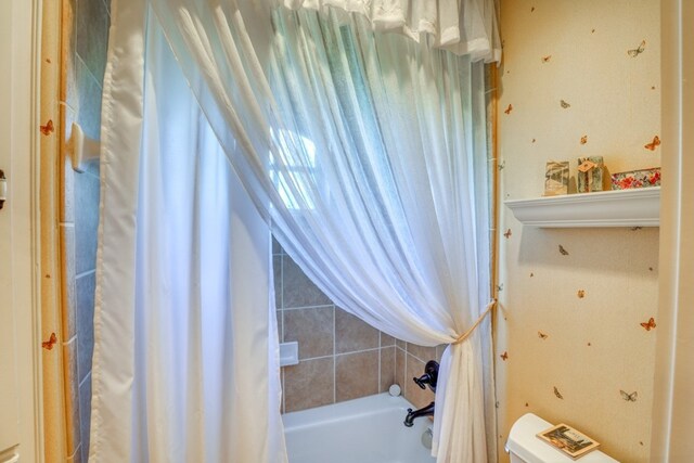 530 Scenic View Dr, Marble Falls, TX 78654 - full bath featuring toilet and shower / tub combo with curtain
