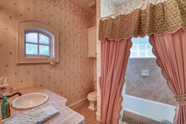 530 Scenic View Dr, Marble Falls, TX 78654 - full bathroom with a sink, wallpapered walls, toilet, and a bathtub