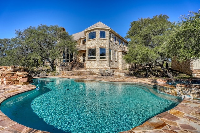 530 Scenic View Dr, Marble Falls, TX 78654 - view of swimming pool featuring a pool with connected hot tub and a patio area