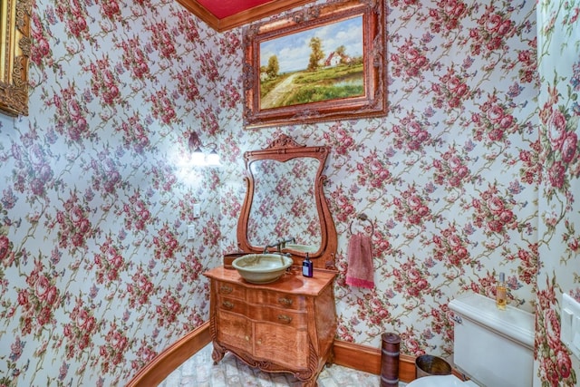 530 Scenic View Dr, Marble Falls, TX 78654 - half bathroom featuring wallpapered walls, toilet, vanity, baseboards, and ornamental molding