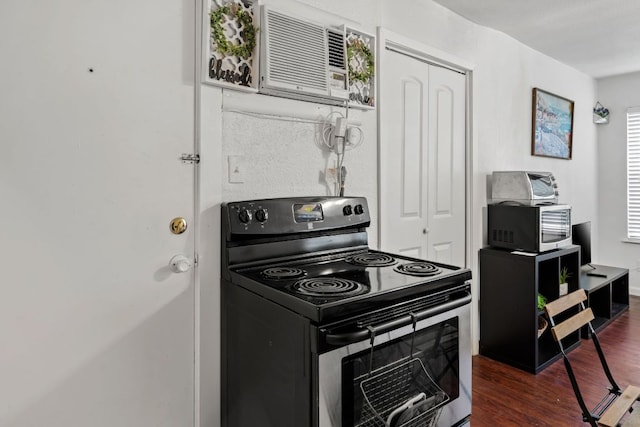 1010 W 23rd St Unit 16, Austin, TX 78705 - kitchen featuring electric stove and wood finished floors