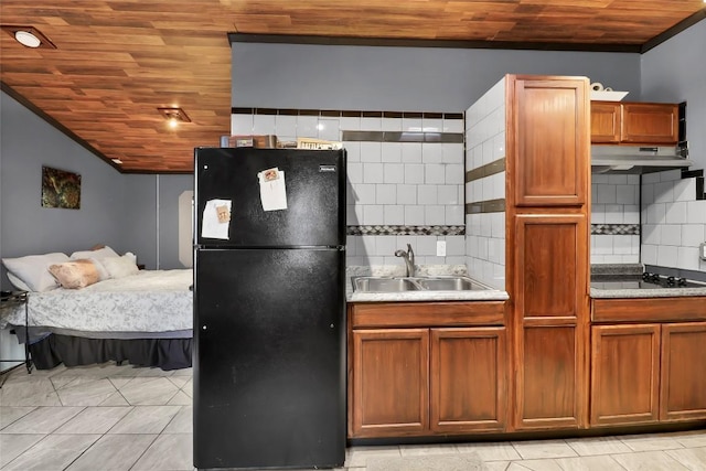 122 W Sierra Cir, San Marcos, TX 78666 - kitchen featuring black appliances, wooden ceiling, a sink, under cabinet range hood, and tasteful backsplash