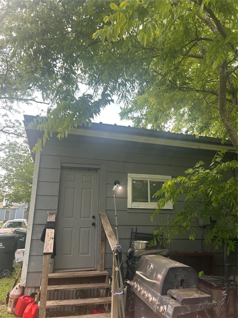 611-613 N 6th St, Temple, TX 76501 - view of doorway to property