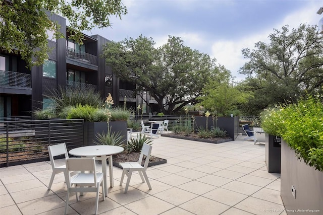 900 S 1st St Unit 416, Austin, TX 78704 - view of patio with outdoor dining space