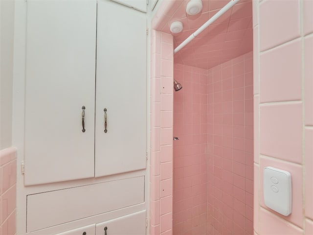 302 Vernon St, Thrall, TX 76578 - detailed view of a tile shower