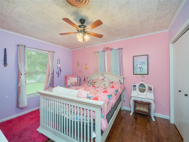 302 Vernon St, Thrall, TX 76578 - bedroom with crown molding, baseboards, a ceiling fan, a closet, and wood finished floors