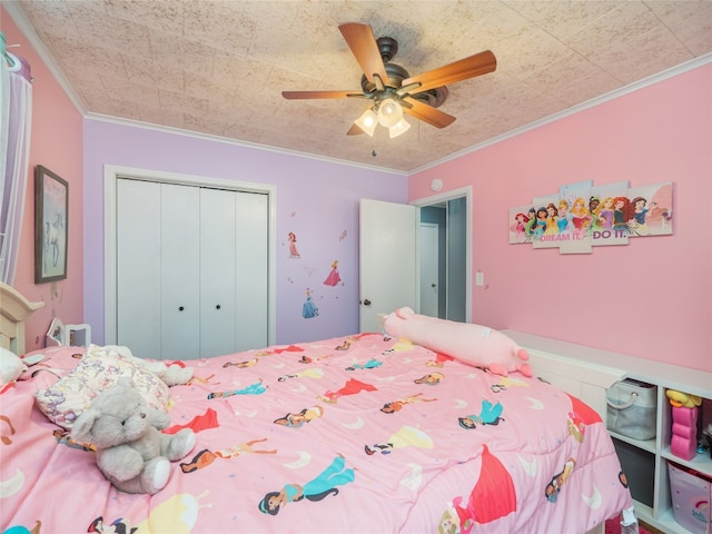 302 Vernon St, Thrall, TX 76578 - bedroom with a closet, crown molding, and ceiling fan