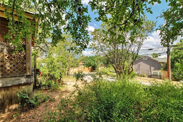 1001 Catalpa St, Austin, TX 78702 - view of yard