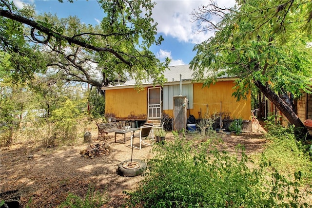 1001 Catalpa St, Austin, TX 78702 - rear view of property with a fire pit
