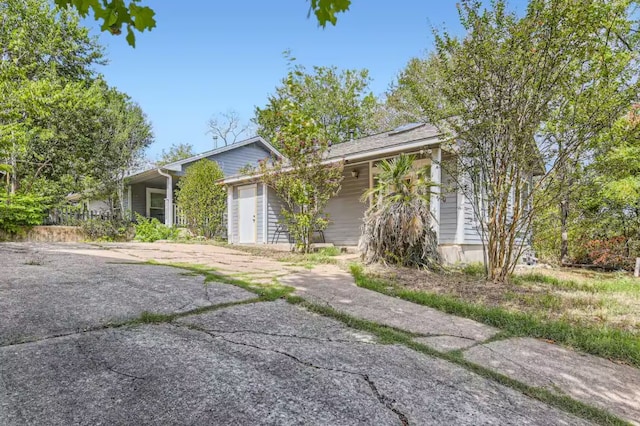1202 Loma Dr, Austin, TX 78741 - view of front facade