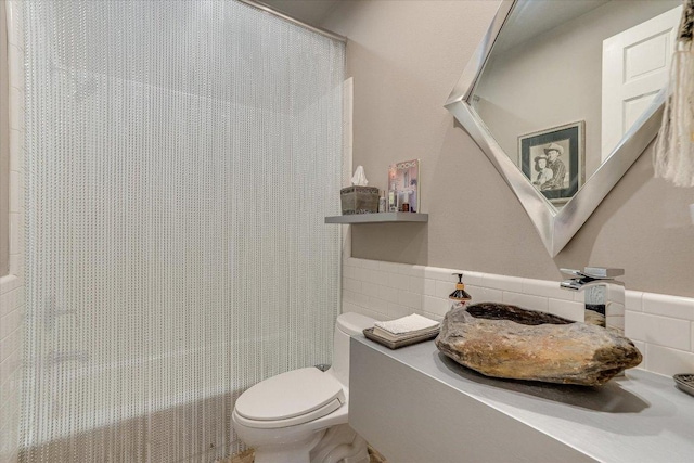 6012 Messenger Stake, Austin, TX 78746 - bathroom with tile walls, toilet, vanity, and backsplash