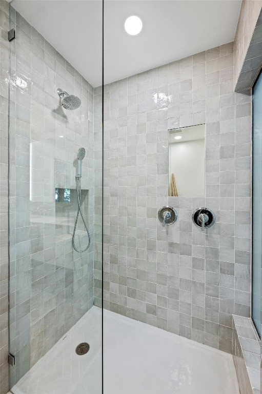 4839 Canyonbend Cir, Austin, TX 78735 - bathroom featuring a tile shower