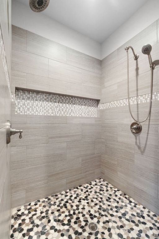 110 Lakecliff Cv, Kingsland, TX 78639 - full bath with tiled shower