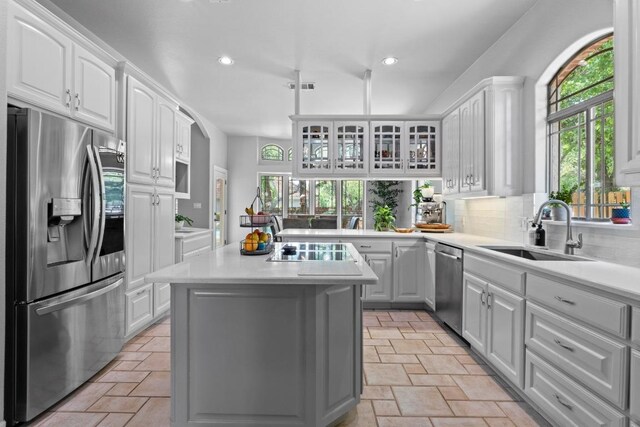 205 Champion Dr, Lakeway, TX 78734 - kitchen featuring stainless steel appliances, plenty of natural light, backsplash, light countertops, and recessed lighting