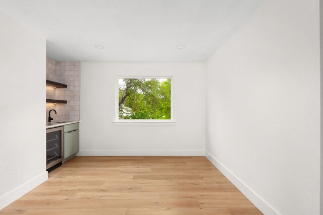 2716 Gettysburg Dr, Austin, TX 78745 - indoor bar featuring wine cooler, baseboards, tasteful backsplash, and light wood-style flooring