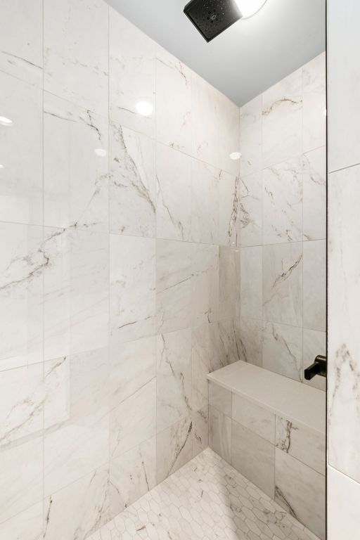 800 W 5th St Unit 902, Austin, TX 78703 - bathroom featuring a tile shower