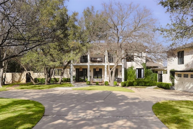 102 Crestwood Ct, Austin, TX 78746 - view of front of home featuring stucco siding and curved driveway