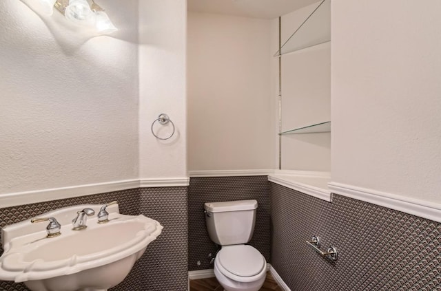 6901 W Bright Star Ln W, Austin, TX 78736 - bathroom featuring a wainscoted wall and a textured wall