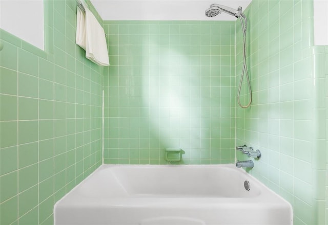 304 W Bee St, Lockhart, TX 78644 - full bathroom with shower / washtub combination