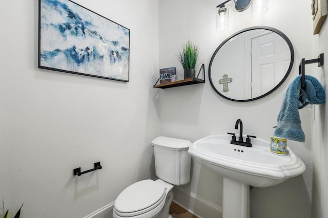 7 Sunview Rd, The Hills, TX 78738 - bathroom with baseboards, toilet, and a sink