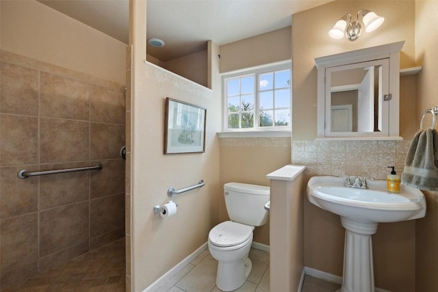 423 County Road 1010, Lampasas, TX 76550 - bathroom featuring toilet, a tile shower, and tile patterned floors