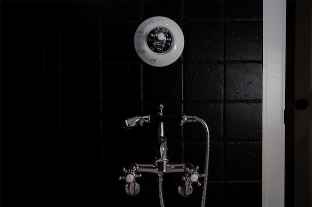 2113 Brooklyn St, Austin, TX 78704 - bathroom view of a tile shower