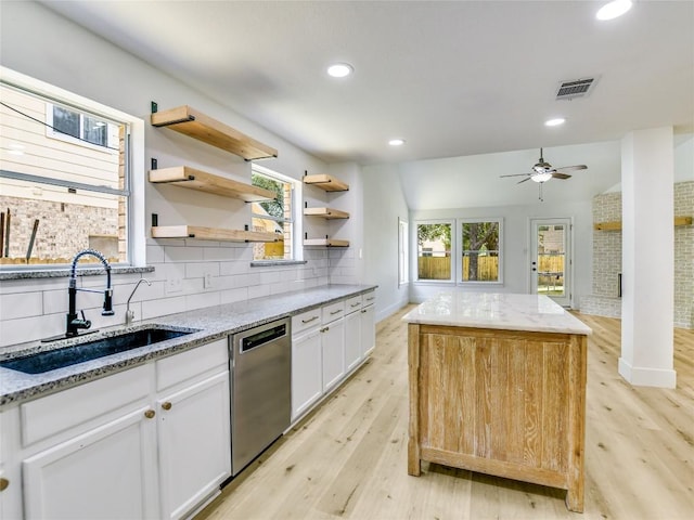 4109 Moss Hollow Dr, Round Rock, TX 78681 - kitchen featuring dishwasher, a sink, light wood-style flooring, a center island, and recessed lighting