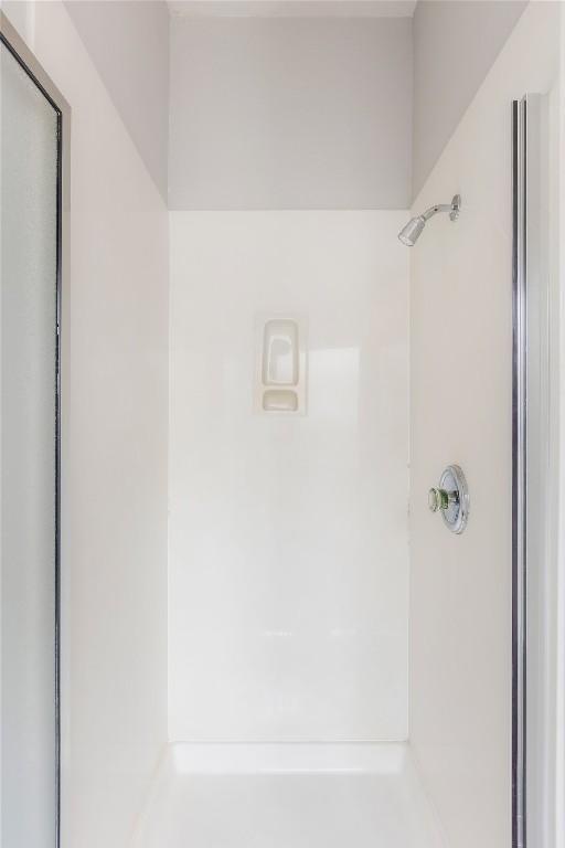 8908 Campo Verde Ct, Austin, TX 78749 - bathroom with a shower