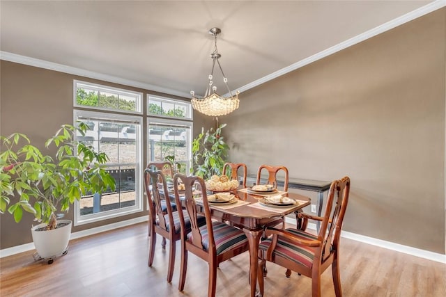 7500 Muleshoe Bend Trl, Marble Falls, TX 78654 - dining area featuring light wood-type flooring, baseboards, crown molding, and a chandelier