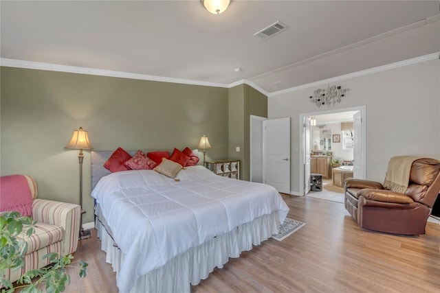7500 Muleshoe Bend Trl, Marble Falls, TX 78654 - bedroom featuring vaulted ceiling, light wood-style flooring, crown molding, ensuite bathroom, and baseboards