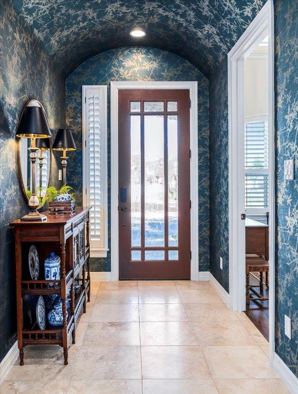 9122 Balcones Club Dr Unit 9, Austin, TX 78750 - entryway with baseboards and wallpapered walls