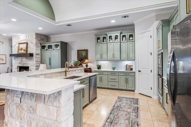 9122 Balcones Club Dr Unit 9, Austin, TX 78750 - kitchen with stainless steel appliances, a sink, green cabinets, a large island, and recessed lighting