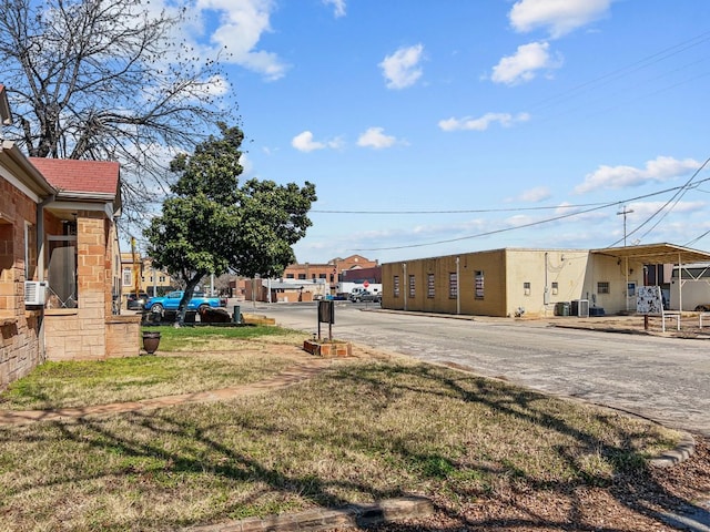 206 S Clear St, San Saba, TX 76877 - view of grassy yard featuring a residential view