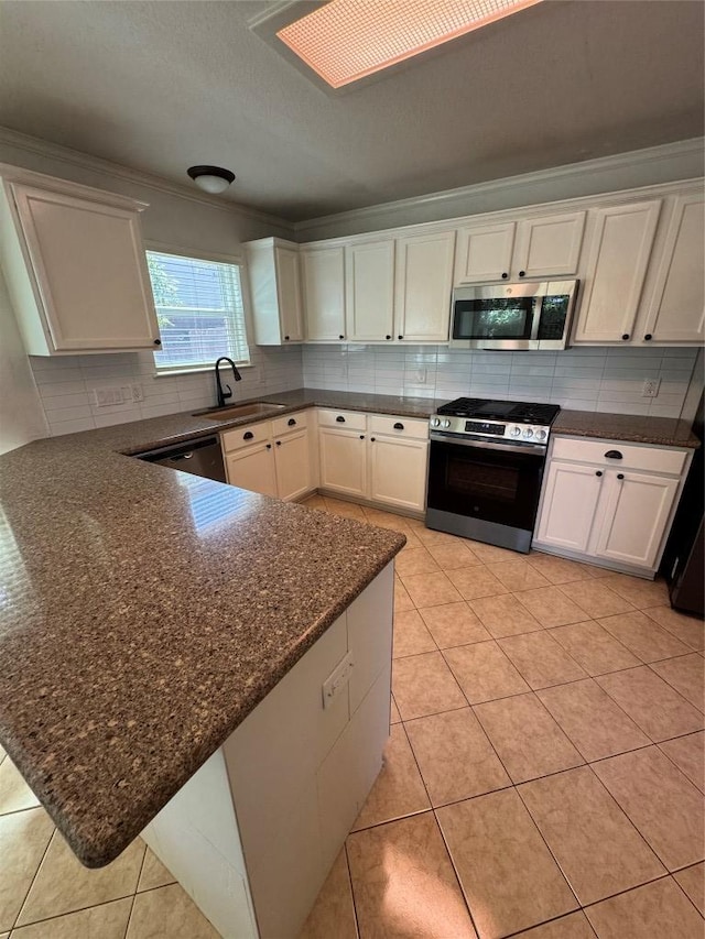 4424 Campo Verde Dr, Austin, TX 78749 - kitchen with appliances with stainless steel finishes, a sink, a peninsula, decorative backsplash, and ornamental molding