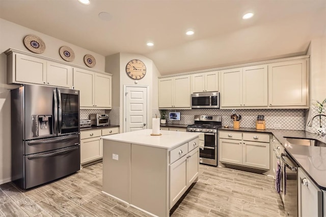 3256 Pablo Cir, Round Rock, TX 78665 - kitchen featuring stainless steel appliances, a sink, tasteful backsplash, a kitchen island, and lofted ceiling