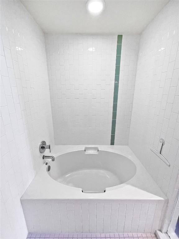 603 Davis St Unit 1108, Austin, TX 78701 - full bath featuring a tub