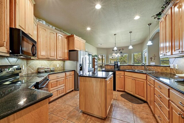 217 Circle Oaks Dr, Burnet, TX 78611 - kitchen with black appliances, a sink, a peninsula, recessed lighting, and tasteful backsplash